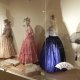 <p>Muzeum krajky, Exponáty v muzeu krajky - šaty zdobené krajkou</p>